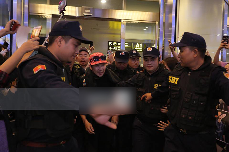 Cuối cùng Haha (Running Man) đã xuất hiện, vất vả thoát khỏi vòng vây cuồng nhiệt của fan Việt